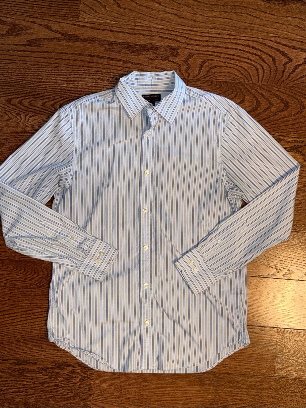 Men’s Banana Republic button down dress shirt. Size medium 15-15 1/2 slim fit.
